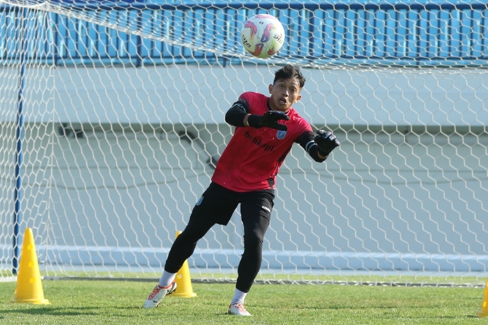 DITUNTUT KONSISTEN: Penampilan Rafi Mahreza di bawah mistar gawang, berkontribusi membawa kemenangan Persela pada laga away sebelumnya.