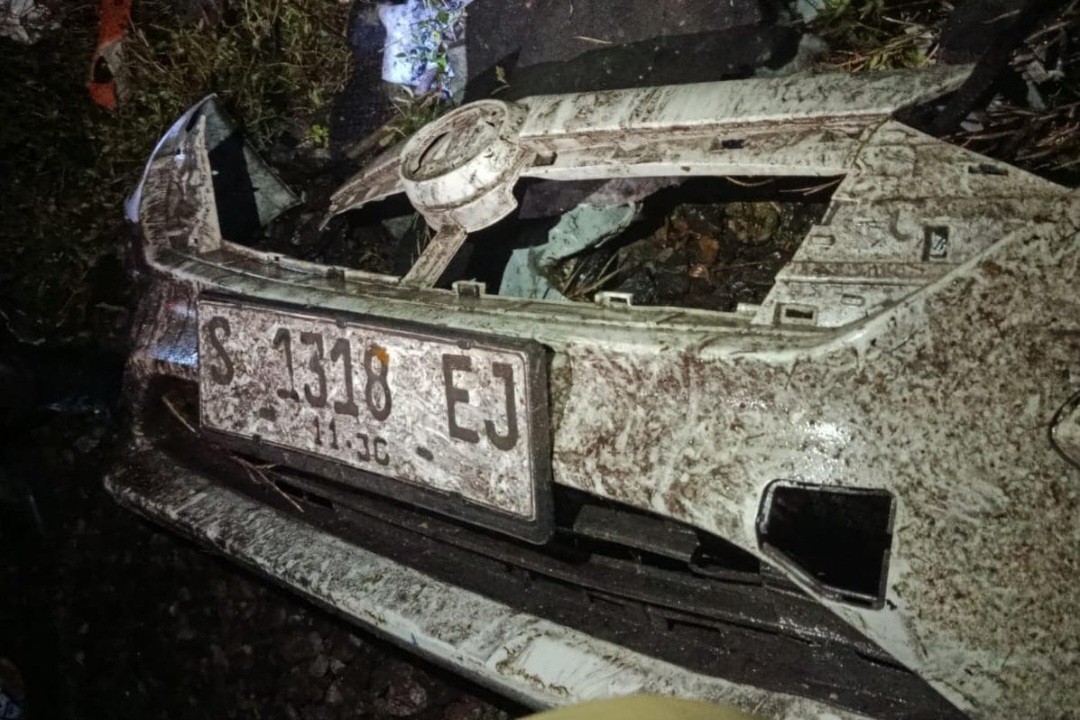 Mobil yang ditumpangi oleh warga Kecamatan Plumpang Tuban terlibat kecelakaan dengan KA Sembrani di Desa Datinawong, Babat, Rabu (4/2) malam.