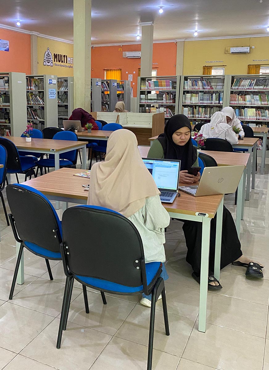 CARI REFERENSI: Pengunjung Perpustakaan Daerah Lamongan. (RIKA RATMAWATI/RDR.LMG)