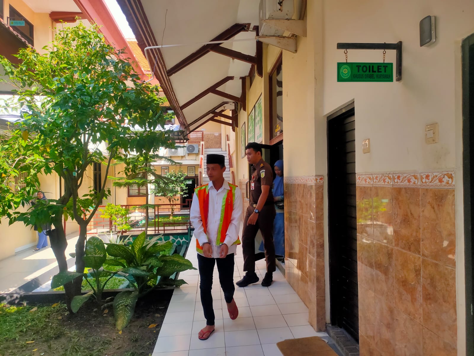 Terdakwa peredaran SS Sendi Galang Maulana divonis tiga tahun dari tuntutan JPU enam tahun penjara.&nbsp;