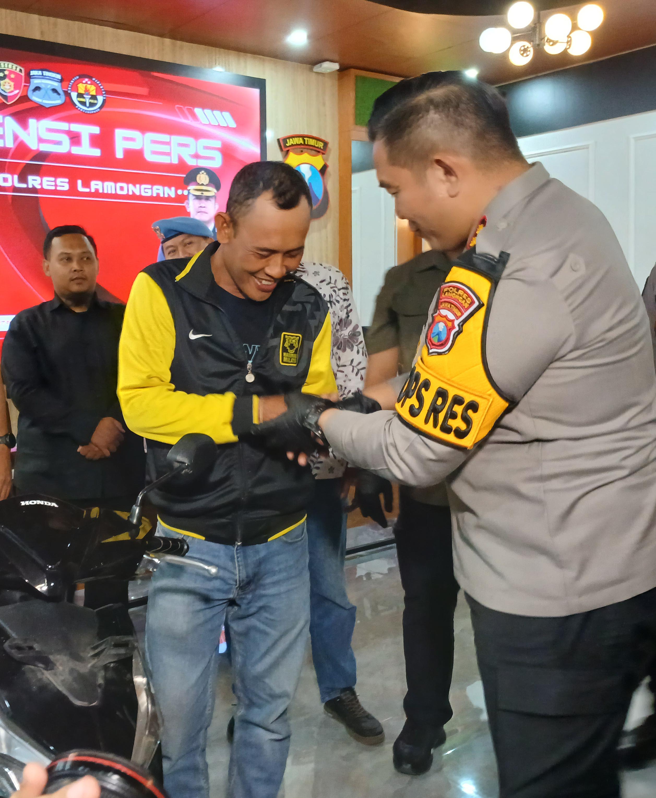 MOTOR KEMBALI: Muhsin menerima motornya kembali dari Kapolres Lamongan. Motor itu sempat dicuri M dan W, dua warga Kecamatan Paciran. (ANJAR DWI PRADIPTA/RDR.LMG)