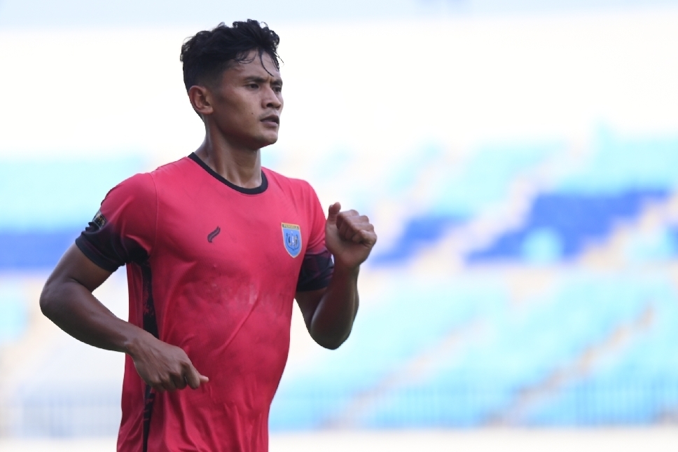 Risqki Putro Utomo, pemain asli Kecamatan Sarirejo ini kembali memperkuat Persela di putaran ketiga musim ini.