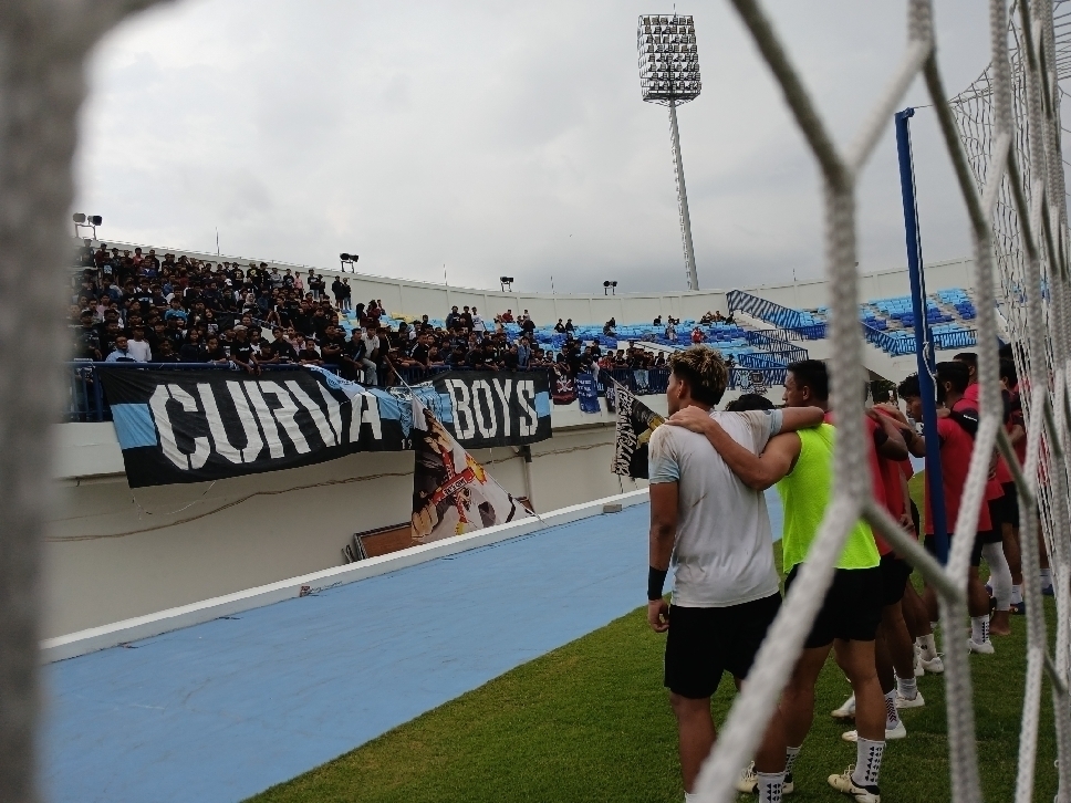 Kelompok Suporter Persela memberi dukungan kepada Skuad Laskar Joko Tingkir dalam sesi latihan.