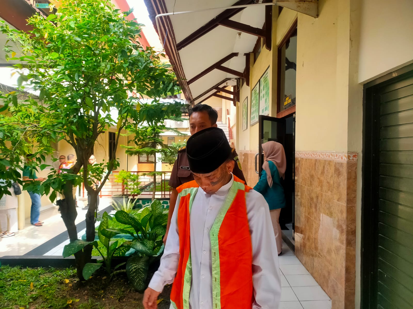 TERIMA GANJARAN: Terdakwa peredaran pil dobel L Agus Setyawan saat menjalani sidang di PN Lamongan.