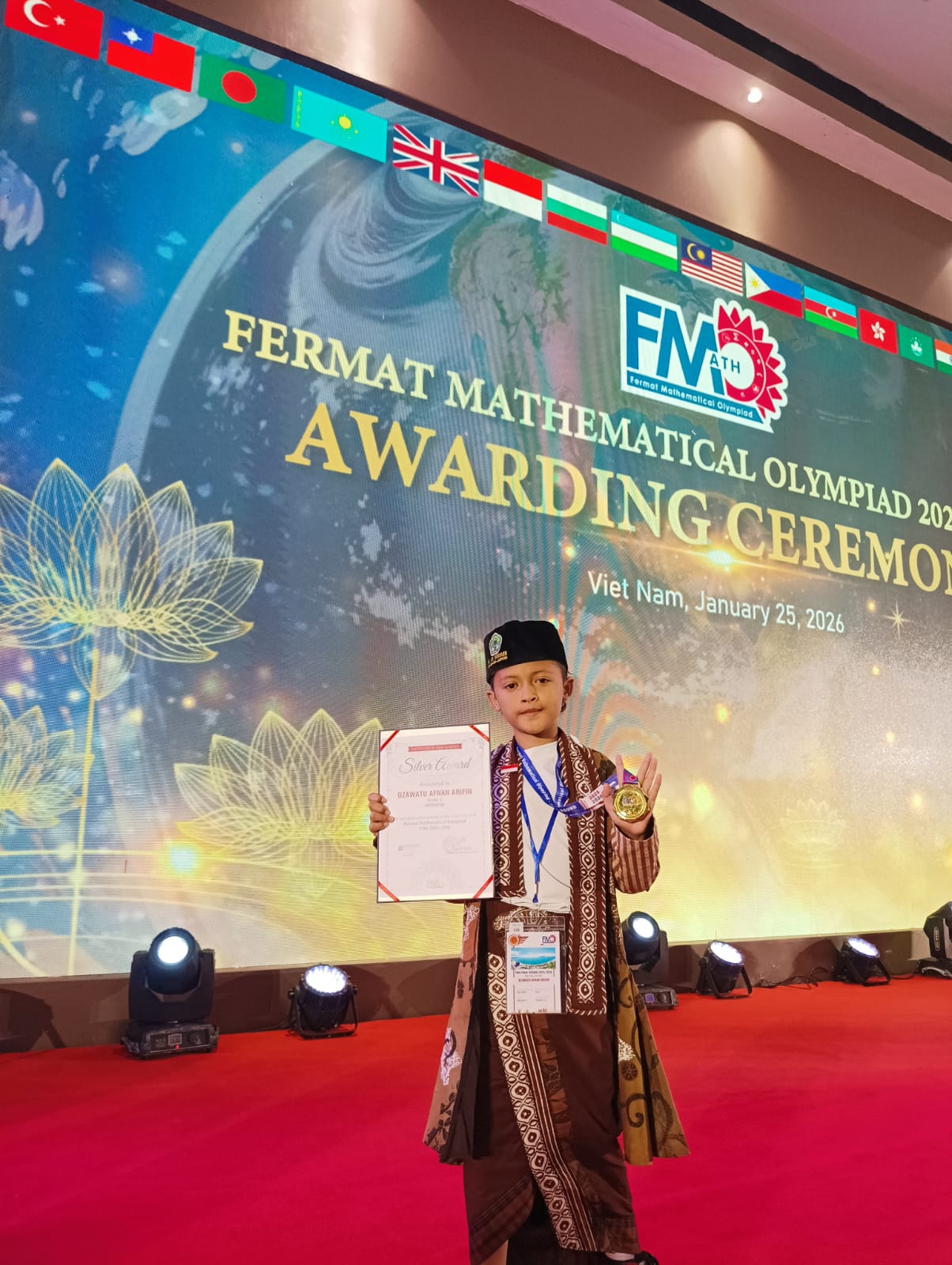 MEMBANGGAKAN: Davin dengan kalungan medali perak yang diraihnya di olimpiade matematika di Vietnam.