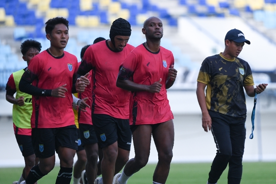 Penggawa Persela antusias menjalankan program latihan di Stadion Surajaya Lamongan.