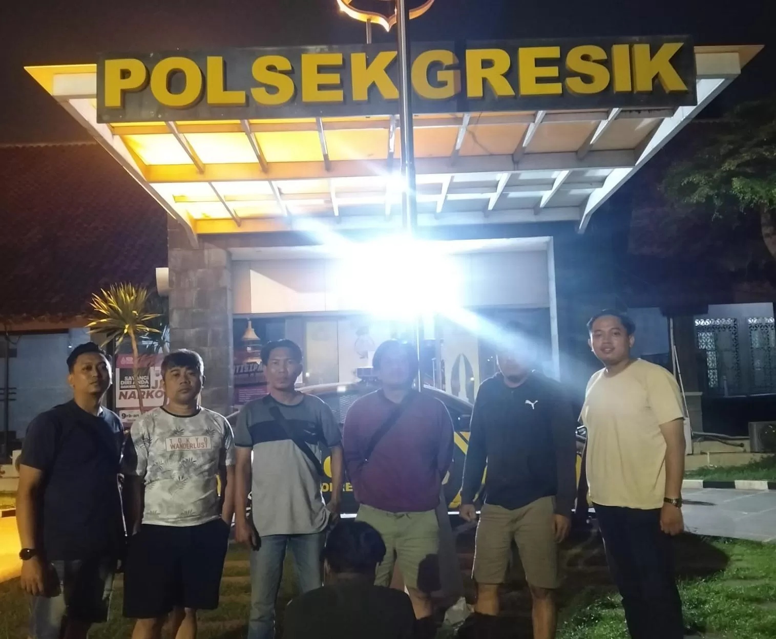DIAMANKAN : Anggota Reskrim Polsek Gresik dan Anggota Resmob Polres Gresik saat mengamankan tersangka kasus curanmor Sugianto di Mapolsek Gresik. (Yudhi/Radar Gresik)