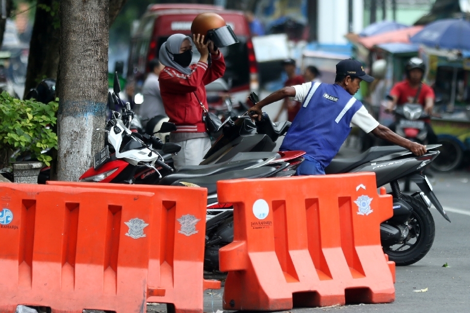 PERLU INOVASI: Pembayaran tarif parkir di Lamongan masih manual yang masih berpotensi terjadi kebocoran penerimaan pajak daerah.