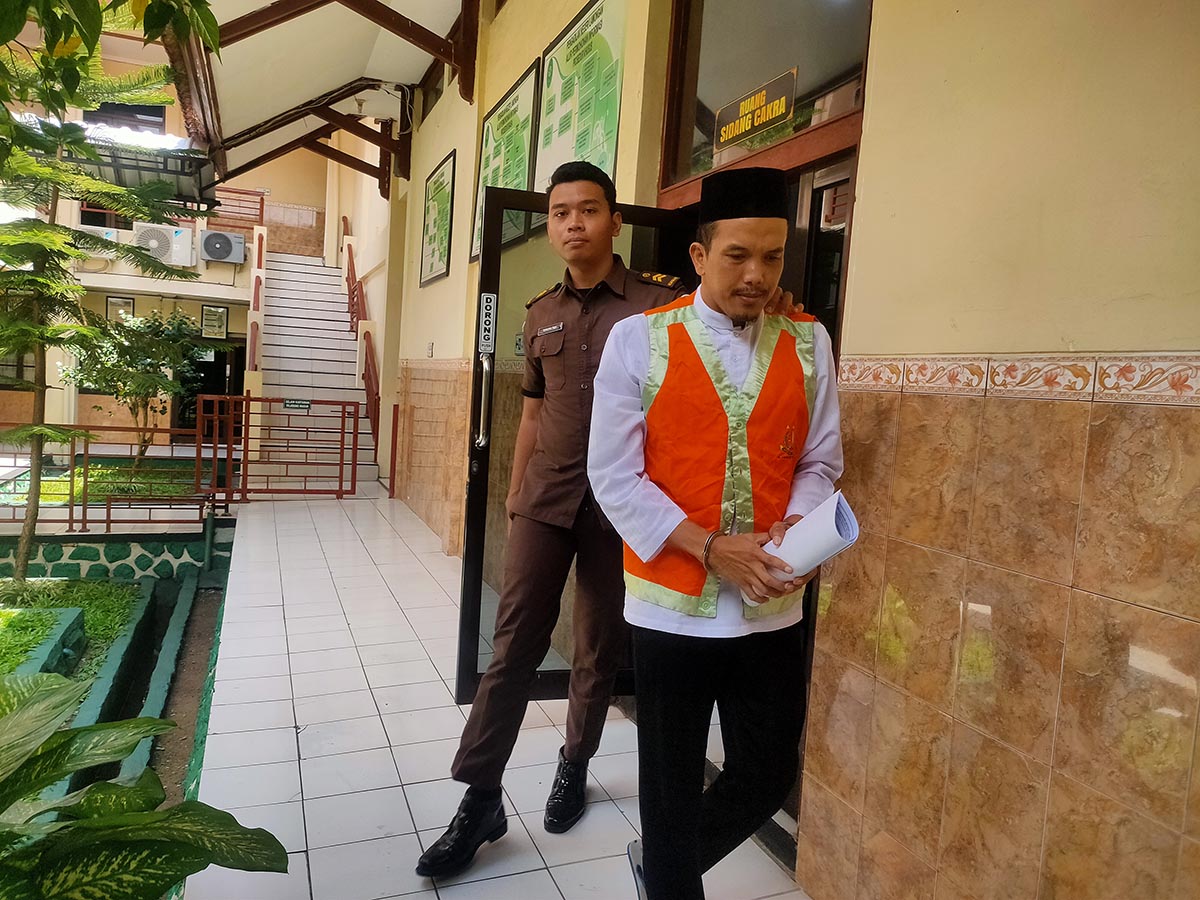 DIVONIS SETAHUN SEPULUH BULAN: Muhammad Irsyadul Ibat di Pengadilan Negeri Lamongan. Dia divonis terbukti bersalah dalam kasus pencurian motor. (IST/RDR.LMG)