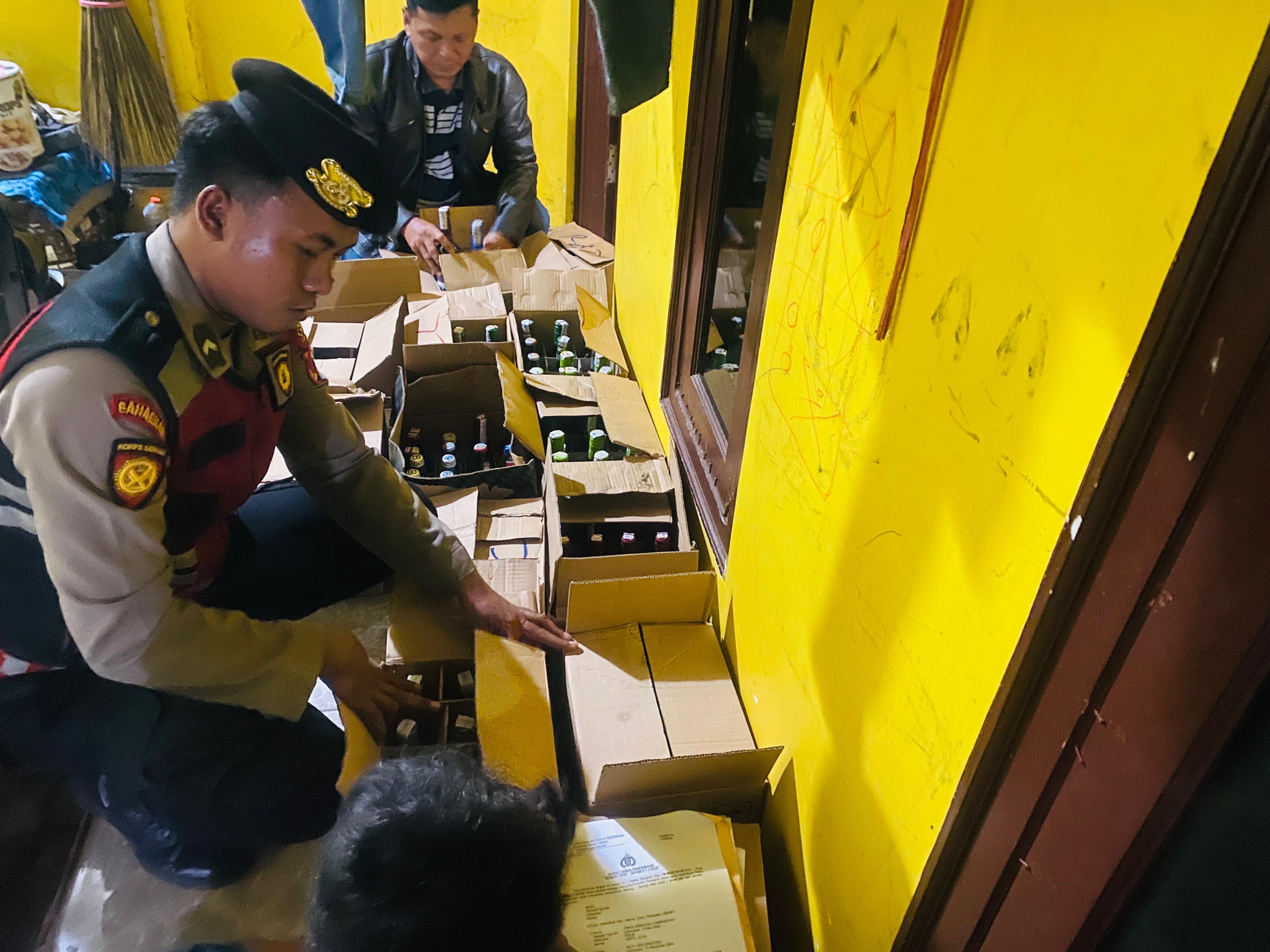 Ratusan botol minuman keras ilegal tak miliki izin resmi diamankan oleh petugas.