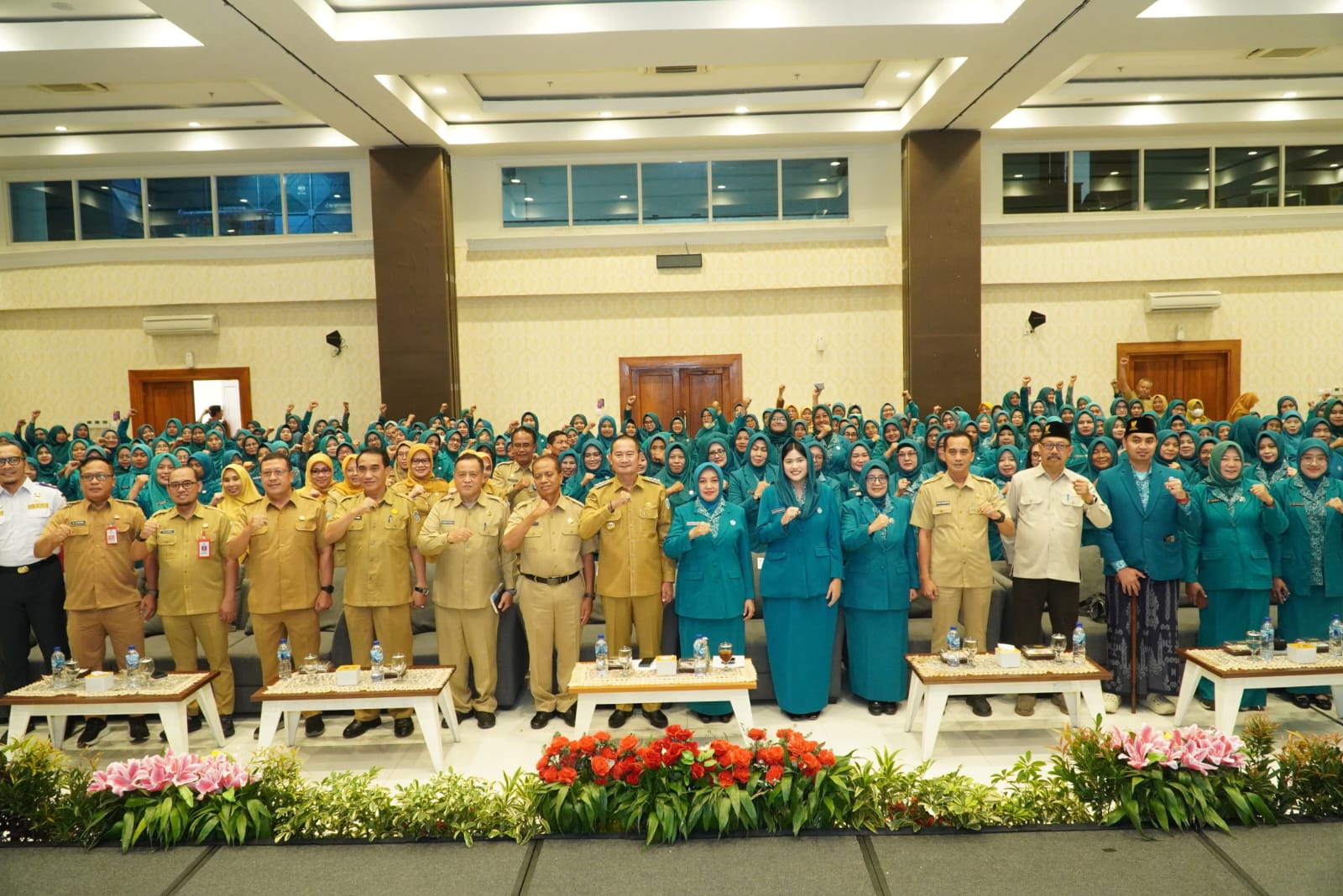 Bupati Yes didampingi jajaran saat foto bersama pengurus TP PKK Kabupaten Lamongan saat menghadiri Rakerda TP PKK Kabupaten Lamongan Tahun 2026.