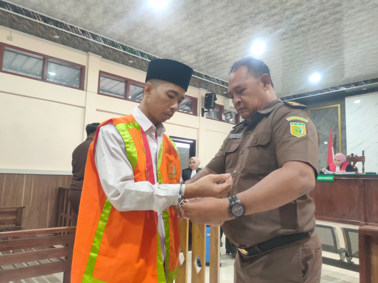 SESUAI TUNTUTAN: Terdakwa penipuan umrah, Fathul Qorib saat menjalani sidang di PN Lamongan.