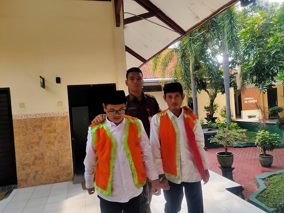 DIVONIS LIMA TAHUN: Amin Yaqin dan Guyuh Citaorwa di Pengadilan Negeri Lamongan. Keduanya dinyatakan terbukti mengedarkan sabu. (IST/RDR.LMG)