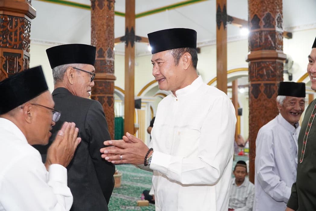 HADIRI ISRA MIRAJ: Bupati Yes di Masjid Agung Lamongan, Senin malam. (HUMAS KOMINFO/RDR.LMG)