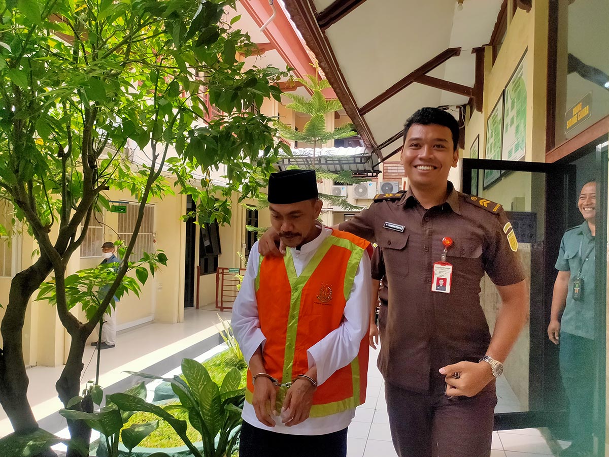 DIDAKWA LAKUKAN PENGANIAYAAN: Yanu Kristiawan di Pengadilan Negeri Lamongan karena menganiaya pemilik warung karaoke. (ASIP/RDR.LMG)