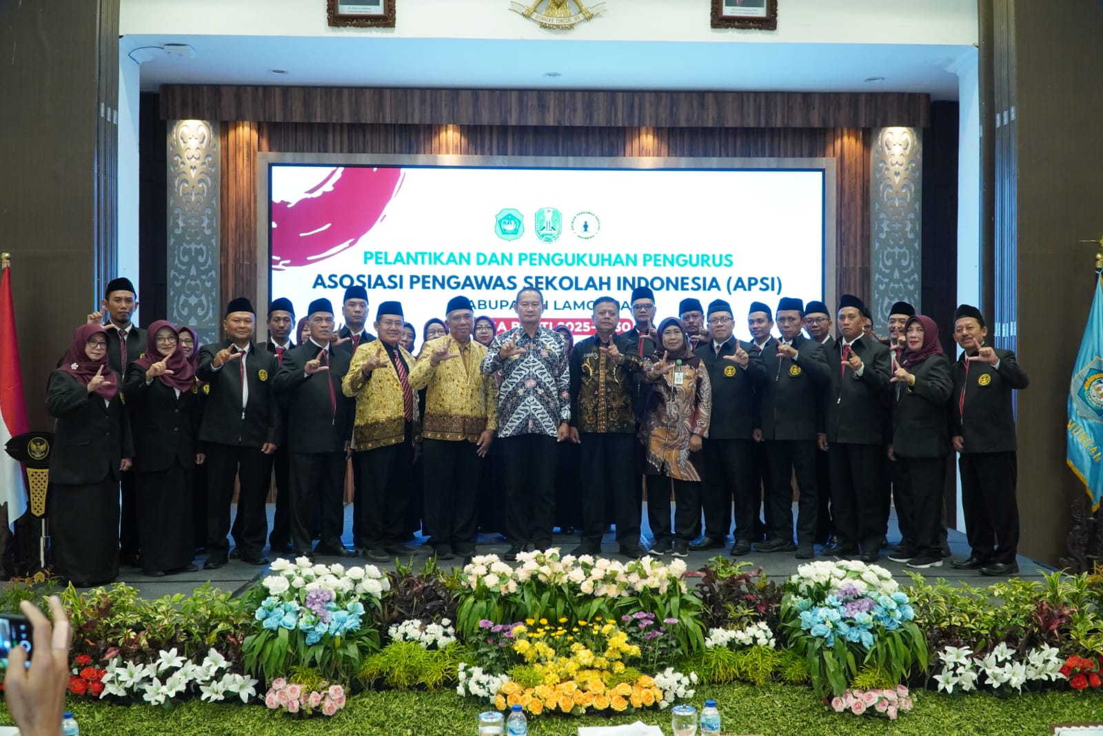 KEBERSAMAAN: Bupati Yes foto bersama pengurus APSI Lamongan masa bakti 2025-2026 yang baru saja resmi dikukuhkan.