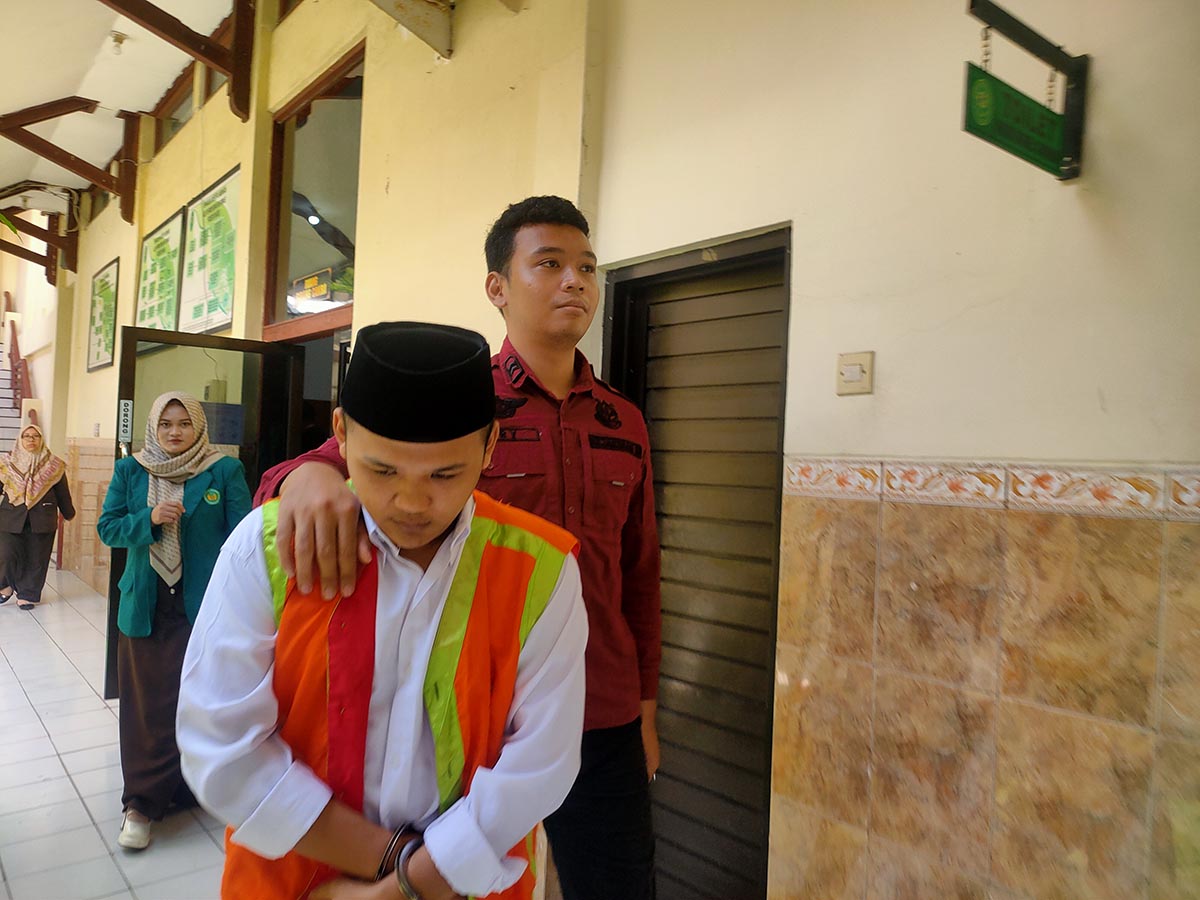 TERANCAM 20 TAHUN PENJARA: Rachmad Dwi Akbar menjalani persidangan di Pengadilan Negeri Lamongan karena menjadi kurir sabu &ndash; sabu. (IST/RDR.LMG)