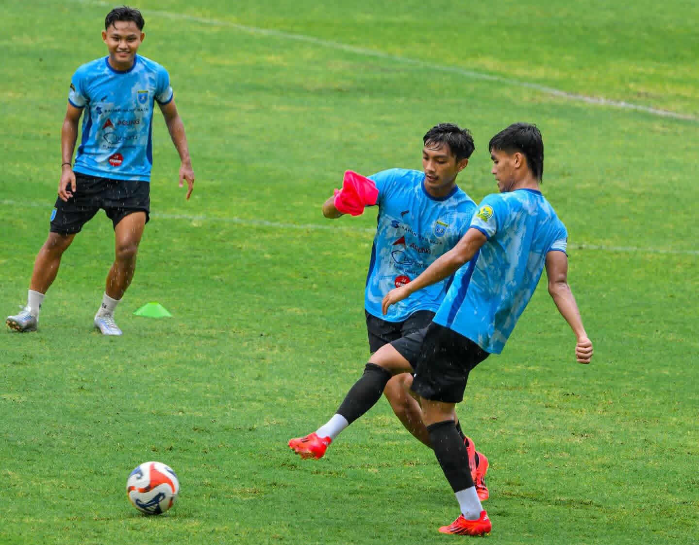 Pemain Persela berlatih di Stadion Jatidiri, Semarang, Sabtu (14/2).