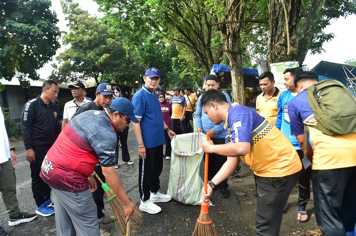 BERSIH &ndash; BERSIH: Bupati Yes bersama jajarannya melakukan bersih &ndash; bersih di jalan protokol. Kegiatan itu menadai gerakan Indonesia ASRI di Lamongan. (HUMAS KOMINFO/RDR.LMG)