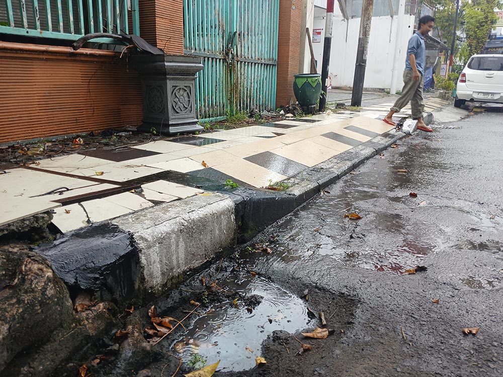 PEMELIHARAAN RUTIN: Pembuangan air di Jalan Basuki Rahmad Lamongan. (ANJAR DWI PRADIPTA/RDR.LMG)