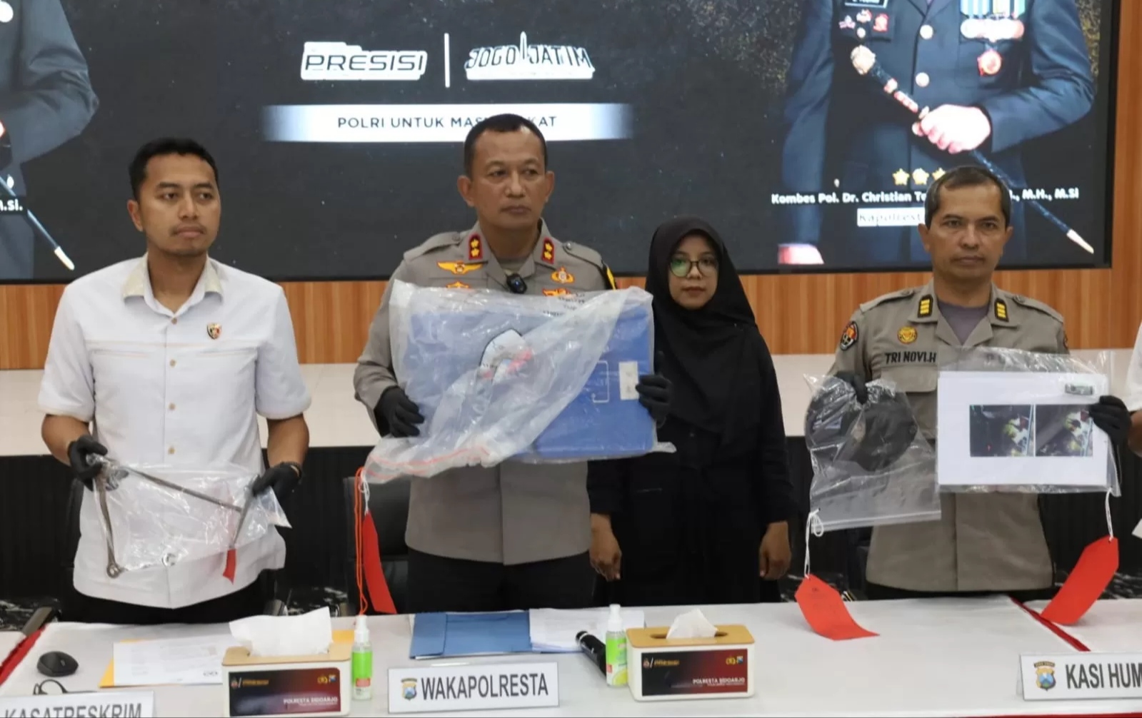 DITANGKAP: Polisi menunjukkan barang bukti brankas yang diamankan dari tersangka. (SURYANTO/RADAR SIDOARJO)