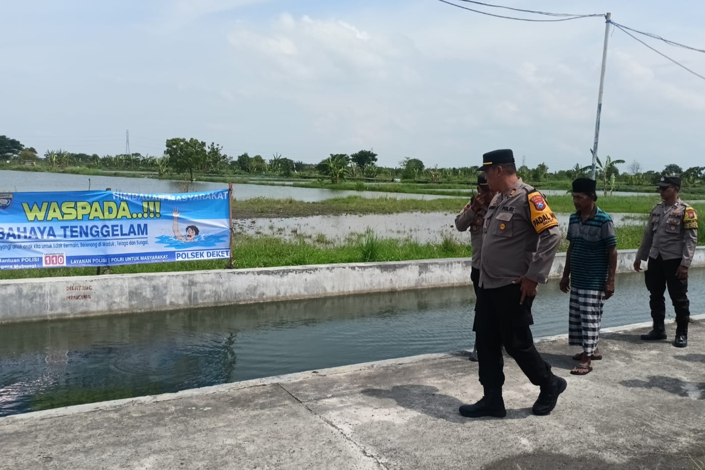 Petugas beserta warga mendatangi tempat kejadian perkara tenggelamnya bocah 4 tahun di Sungai Desa Sugihwaras, Kecamatan Deket, Senin (16/2)