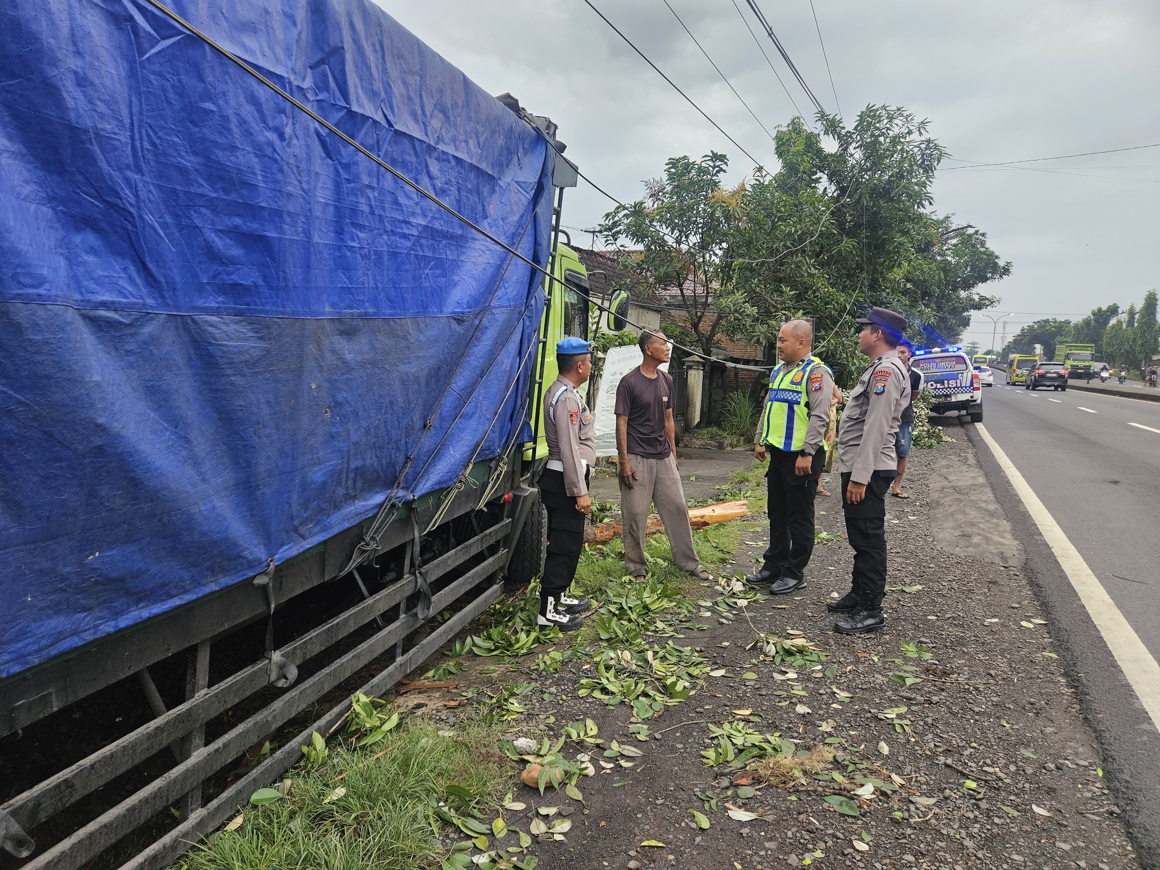 Truk bermuatan air mineral menabarak tiga rumah di Turi, Lamongan, Senin (16/2) pagi.