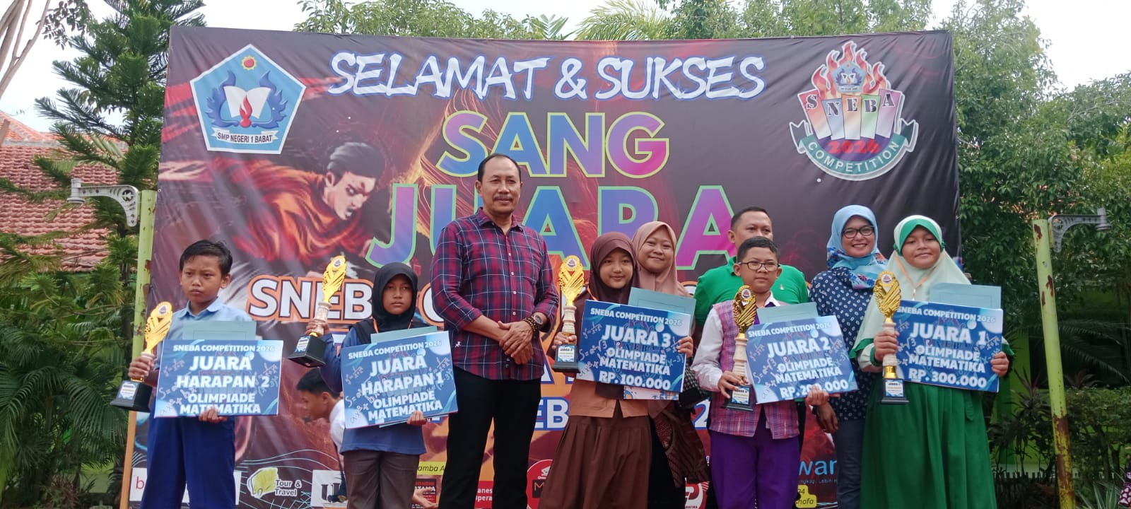 SEMANGAT: Kepala SMPN 1 Babat Muhammad Munir, S.Pd, M.Pd bersama para juara lomba olimpiade matematika.