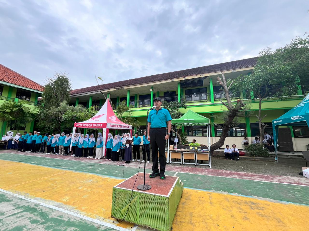 RAMAH: Kepala SMPN 1 Babat Muhammad Munir, S.Pd., M.Pd memberikan sambutan saat pembukaan SNEBA Competition 2026.
