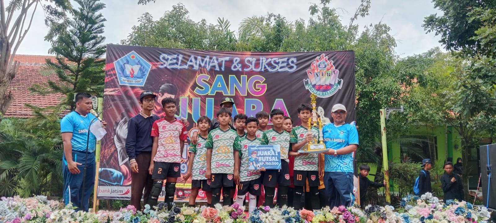 ANTUSIAS: Juara 1 Futsal SNEBA Competition 2026 menerima tropy dan uang pembinaan.
