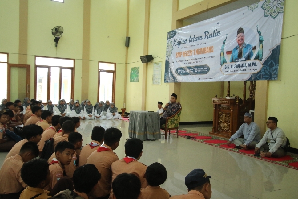 RELIGI: Siswa SMPN 1 Ngimbang antusias mengikuti program BERJUMPA (Berkah Jumat Pagi), dengan fokus pada pembinaan akhlak siswa.