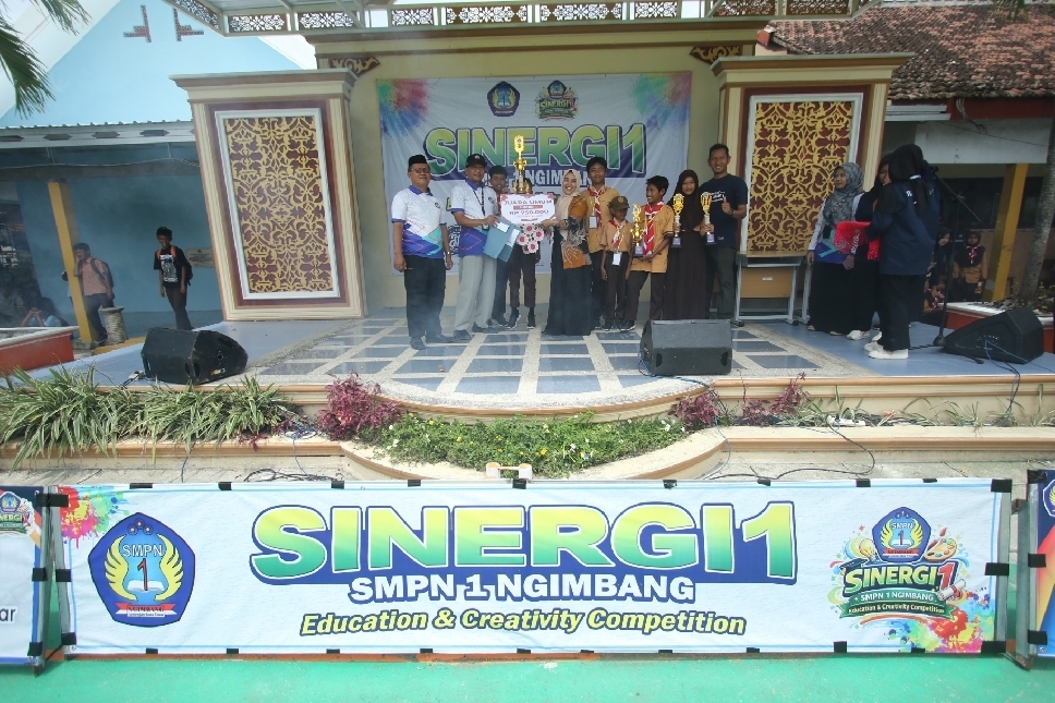 SELAMAT: SDN 2 Lawak Peraih juara umum SINERGi1 Education and Creativity Competition menerima reward dari SMPN 1 Ngimbang.&nbsp;