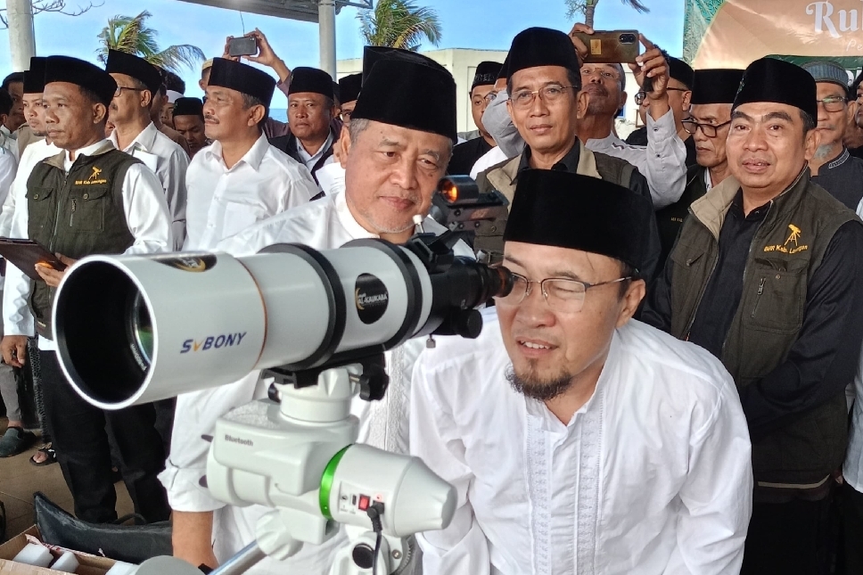 Kepala Kemenag Lamongan H.M. Muhlisin Mufa saat mengikuti proses rukyatul hilal di Tanjung Kodok.&nbsp;
