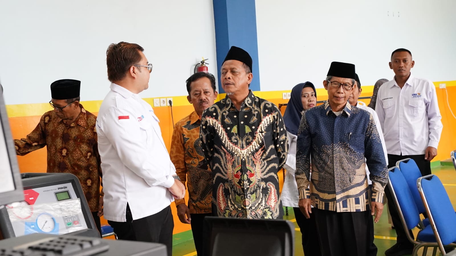 KUNJUNGI LANGSUNG: Ketua PDM Lamongan Drs. KH. Shodikin M.Pd dan pengurus PDM serta para undangan melakukan kunjungan ke bengkelMU.