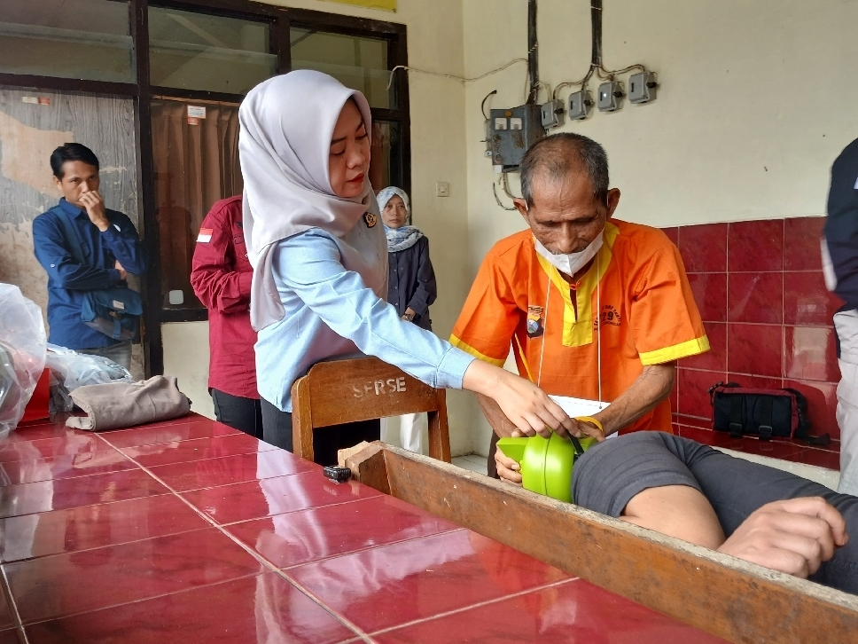 Sampun, 76, memperagakan beberapa adegan pembunuhan.