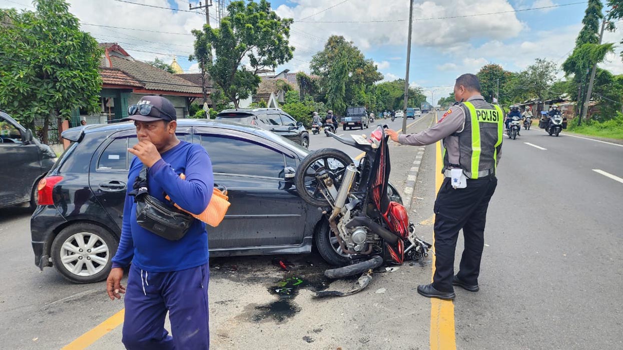 AKIBAT SALAH INJAK PEDAL: Yaris yang menabrak motor di jalan raya nasional masuk Desa Sukoanyar, Kecamatan Turi. (GAMAL A/RDR.LMG)