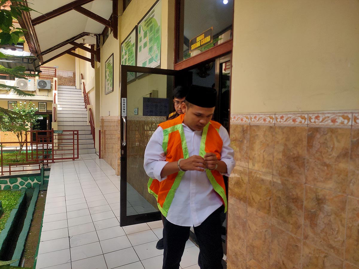 DITUNTUT SEPULUH TAHUN PENJARA: Rachmad Dwi Akbar menjalani persidangan di Pengadilan Negeri Lamongan karena kasus peredaran sabu &ndash; sabu. (ASIP ALAFI/RDR.LMG)