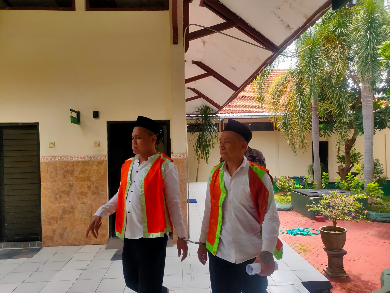 JALANI SIDANG: Perampok toko modern, Sudarsono dan Heri Kiswantoro menjalani sidang di PN Lamongan.