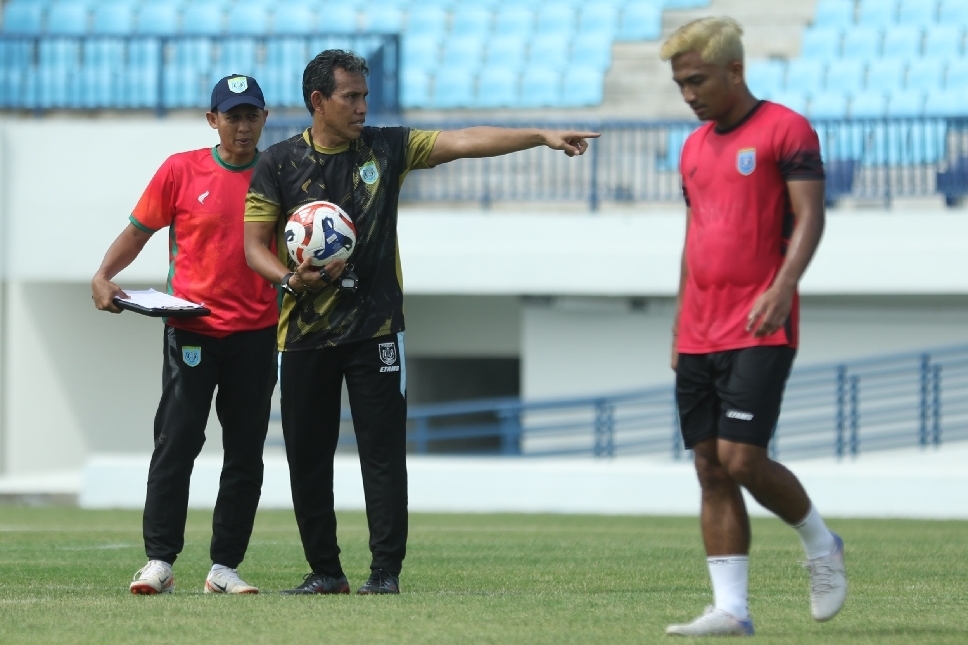 Bima Sakti memutar otak untuk mempertajam lini depan Persela saat melawan Persiku Kudus.