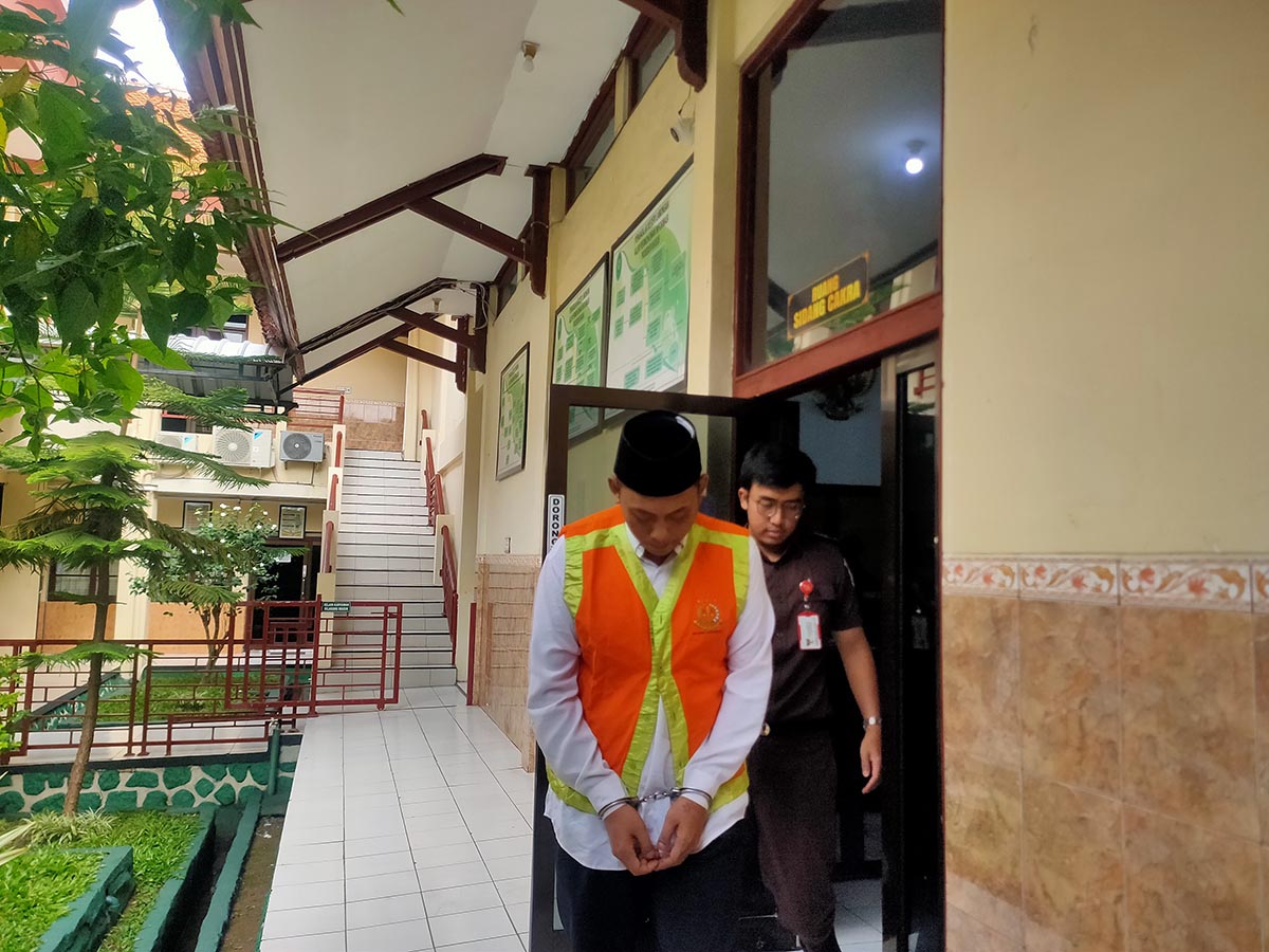 TERDAKWA KASUS PIL DOBEL L: Alip Antoni di Pengadilan Negeri Lamongan. Dia disidang karena diduga mengedarkan pil dobel L. (IST/RDR.LMG)
