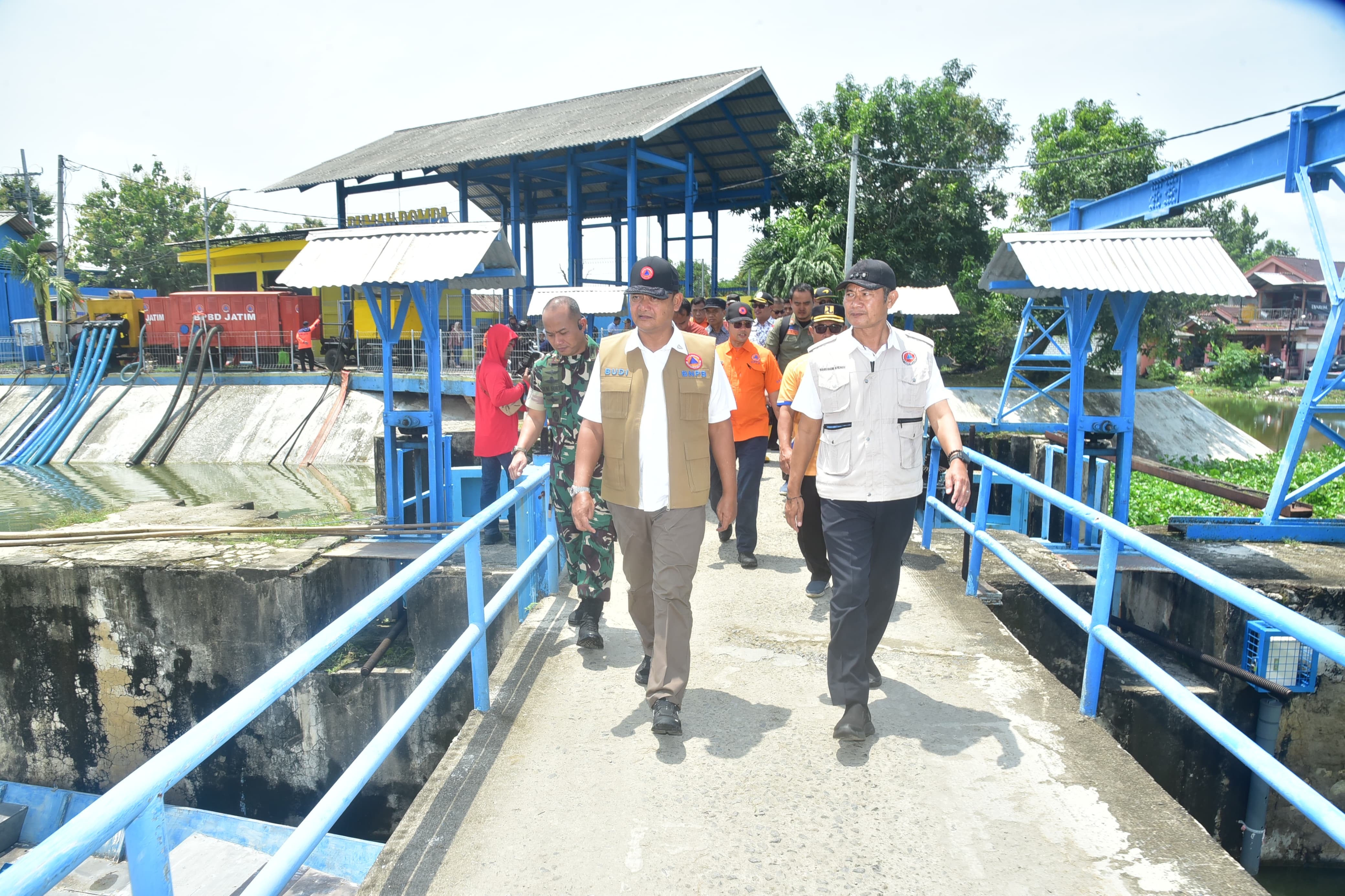 KUNJUNGI LOKASI: Bupati Lamongan, Yuhronur Efendi, bersama Deputi Bidang Penanganan Darurat BNPB, Budi Irawan, melihat dari dekat pintu kuro sekaligus optimalisasi pompa.
