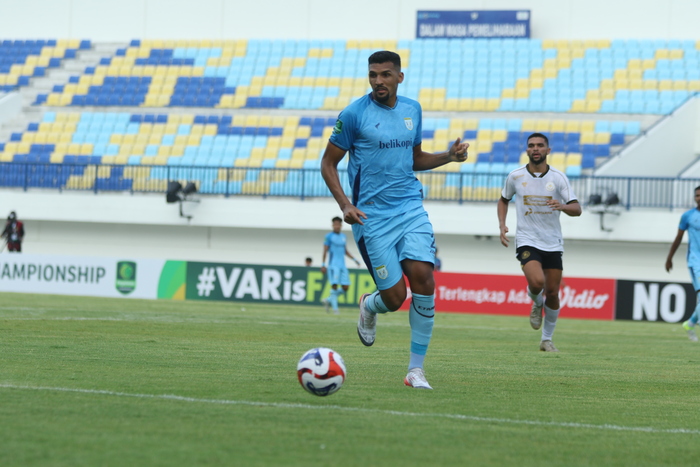 FOKUS HINGGA PELUIT AKHIR: Bek tengah Persela Daniel Goncalves kembali diandalkan untuk menjadi palang pintu pertahanan saat melawan tuan rumah Persiku nanti malam. 