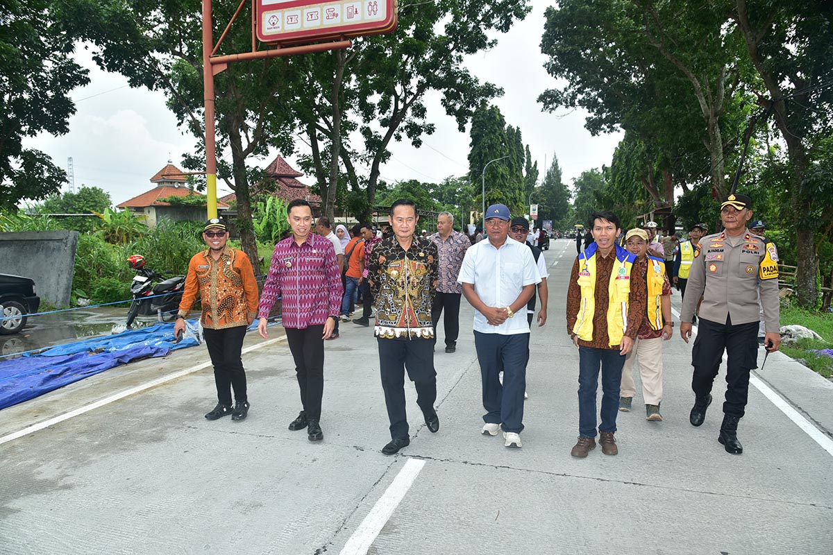 BERKELANJUTAN: Bupati Yes - wabup Dirham mengecek proyek jalan. Program Jamula dilakukan berkelanjutan. (HUMAS KOMINFO) 