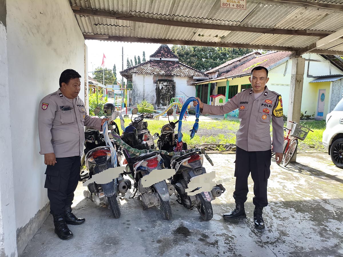 BARANG BUKTI: Motor dan sarung yang berbentuk lilitan diduga hendak digunakan perang sarung. (GAMAL A/RDR.LMG)  