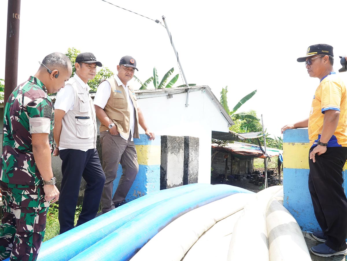 BERSINERGI: Bupati Yes melihat dari dekat pompa untuk pembuangan air banjir. (HUMAS KOMINFO/RDR.LMG)