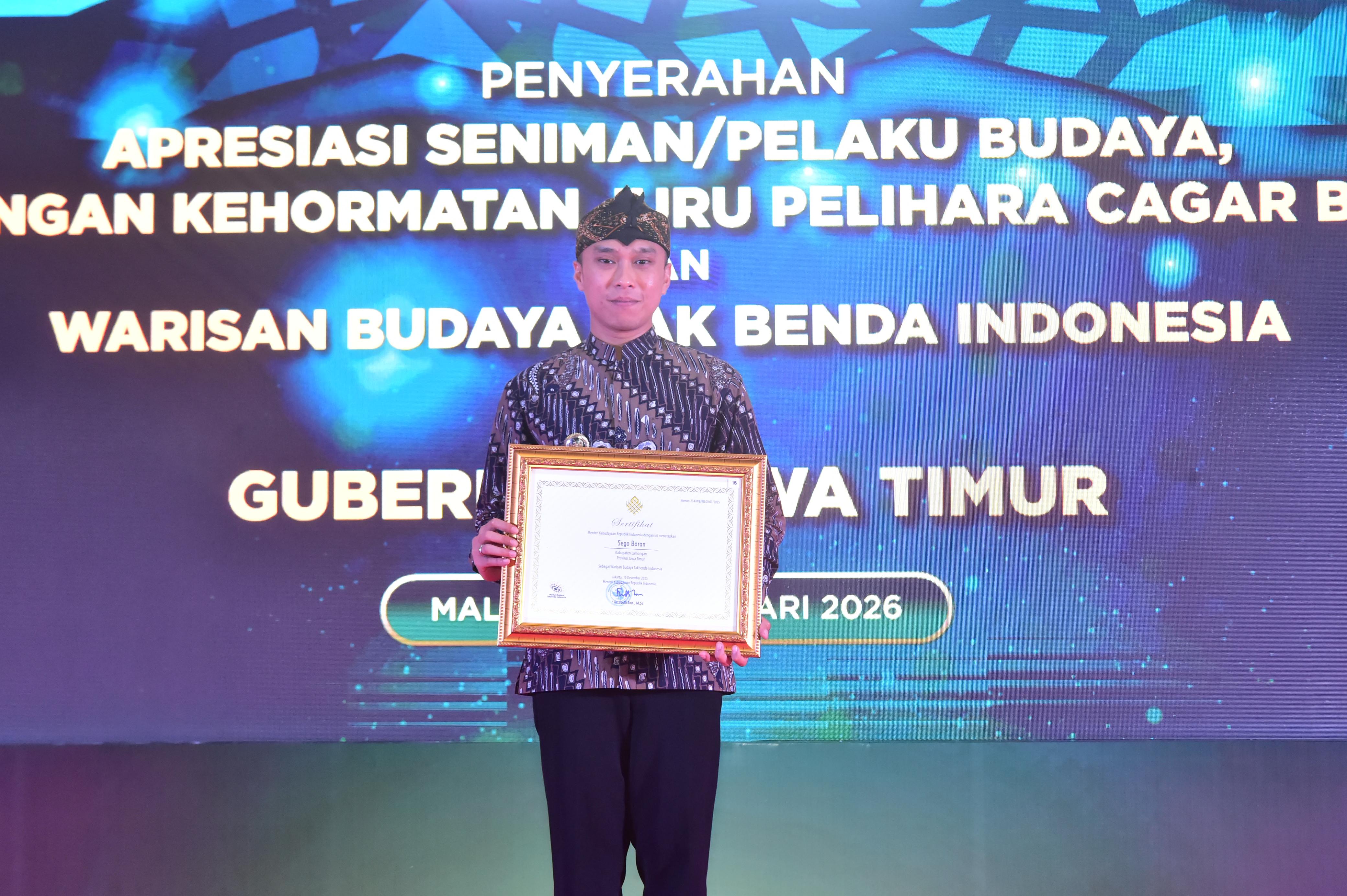 DAPAT PENGAKUAN: Wakil Bupati Lamongan Dirham Akbar Aksara menerima sertifikat sego boran sebagai Warisan Budaya Takbenda (WBTb) Indonesia tahun 2025. 