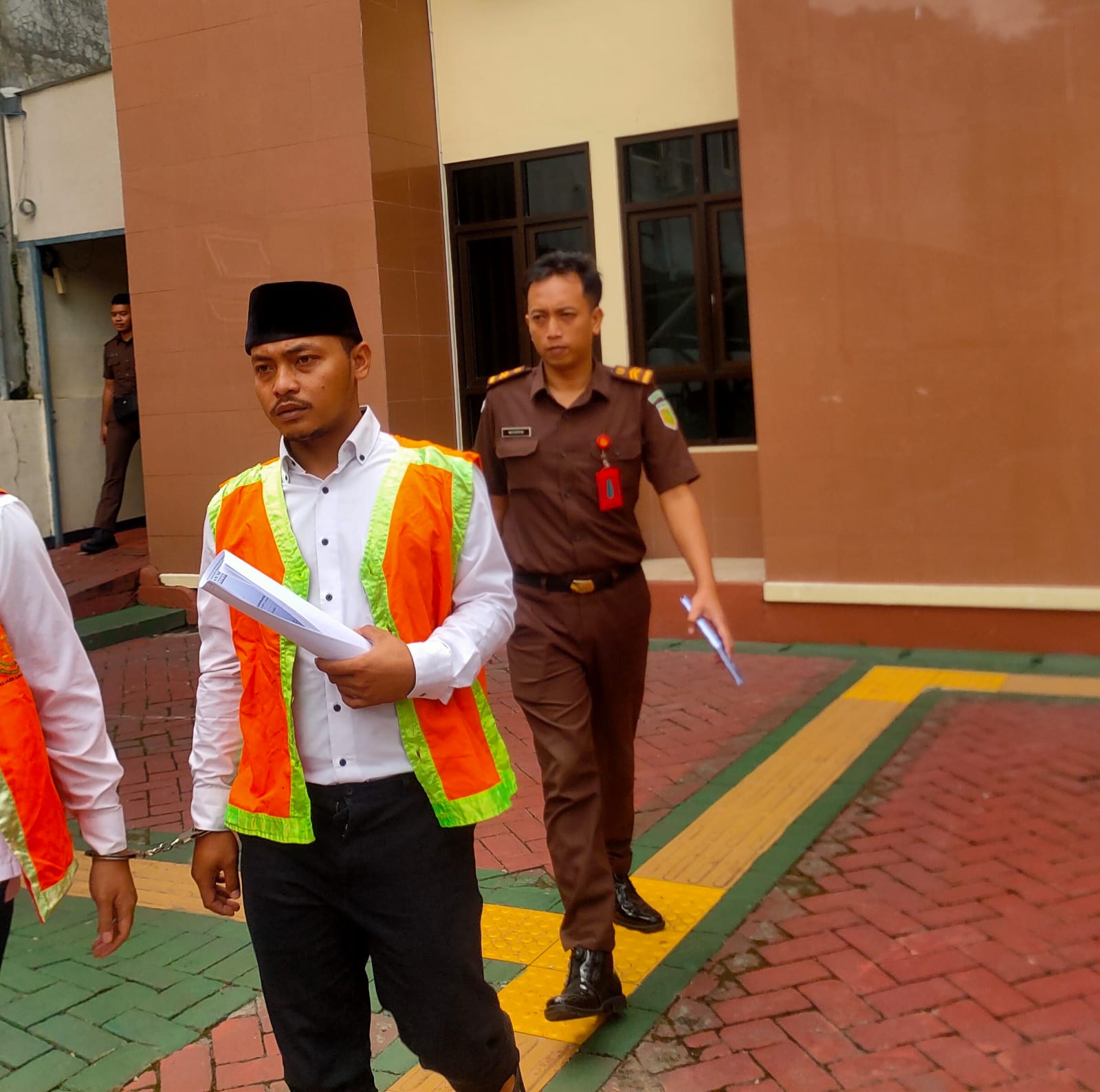 Zut Baizi menjalani sidang perdana atas kasus laka lantas yang melibatkan mobil MBG di Kecamatan Karanggeneng.&nbsp;