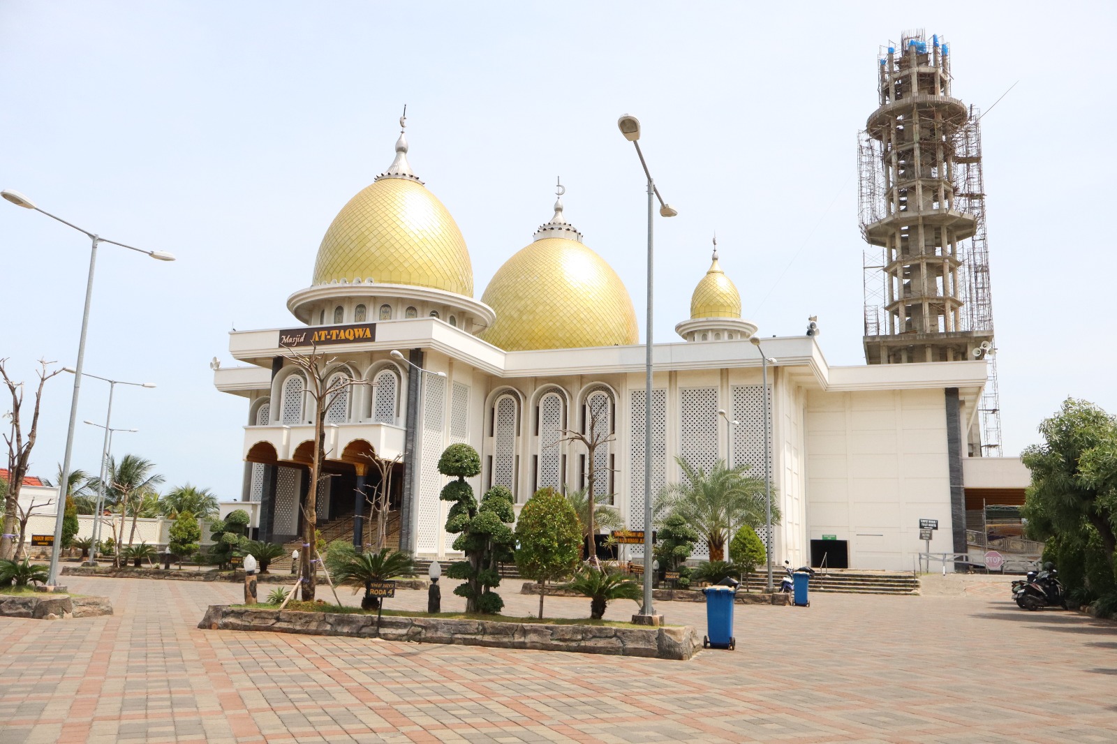 JUJUGAN PARA MUSAFIR: Masjid At Taqwa Paciran memiliki lahan luas bagi kendaraan jamaah. Pengunjung masjid juga bisa menikmati pemandangan laut.   