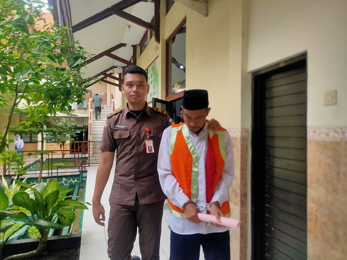 DITUNTUT 10 BULAN: Yanu Kristiawan di Pengadilan Negeri Lamongan karena menganiaya pemilik warung karaoke di Kecamatan Sukodadi. (ASIP/RDR.LMG)