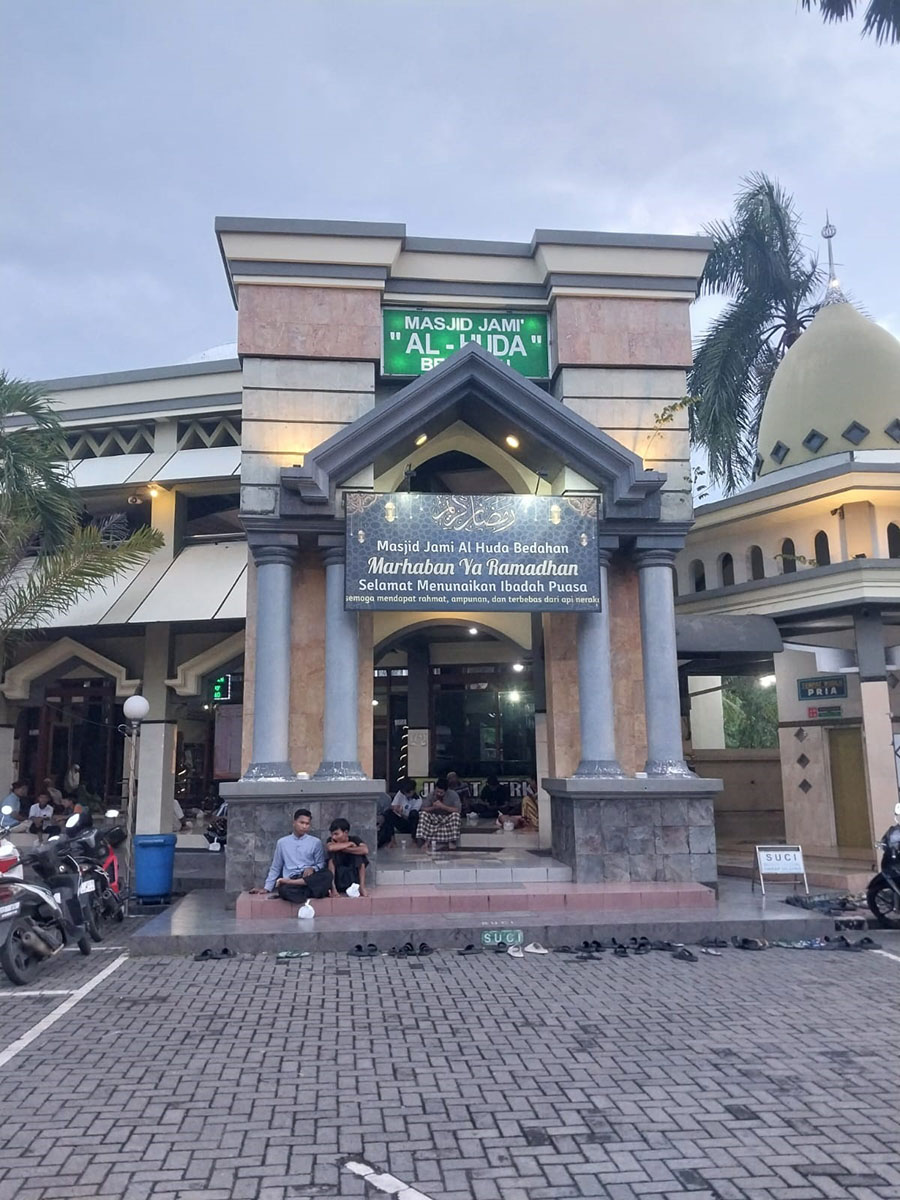 TOLERANSI YANG KUAT: Masjid Jami Al-Huda di Desa Bedahan, Kecamatan Babat dikelola orang &ndash; orang dari NU dan Muhammadiyah. (GAMAL A/RDR.LMG)  